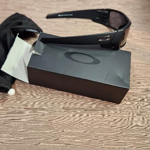 Oakley Gascan Mens Sunglasses Matte Black frame Grey Lenses - Picture 3 of 4